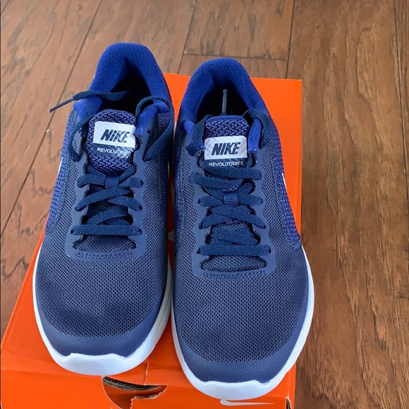 nike revolu